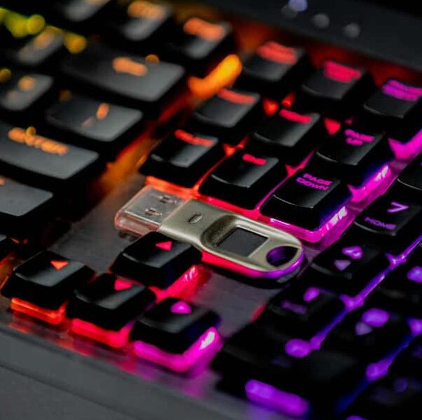 Teclado iluminado com uma chave FIDO2. A foto é de Bruno Brito na Unsplash