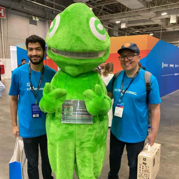 Gabriel Machado (esq.) e Geeko (centro) no AWS Summit SP 2023