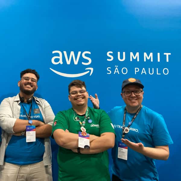 Networking no AWS Summit São Paulo 2024 com Denis Ferro (esq.) e Matheus Moreira (centro) no AWS Summit SP 2023