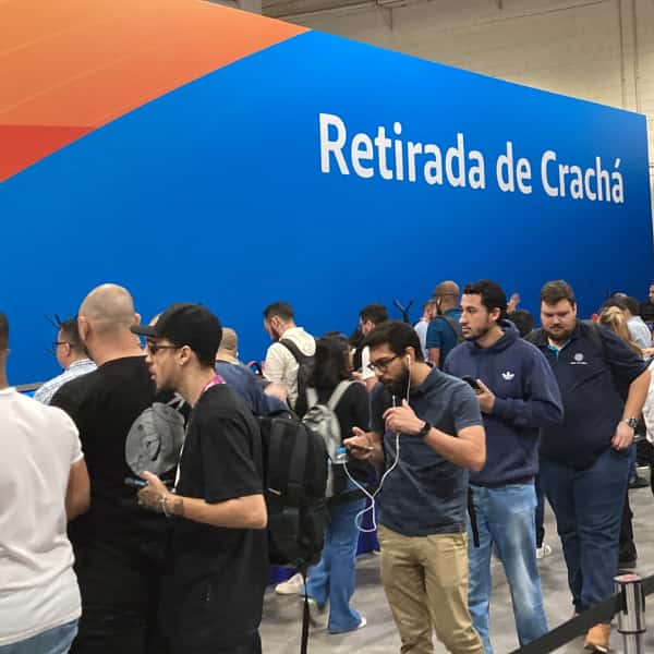 Retirada de crachá tem fila sim. Por isso chegue cedo no AWS Summit SP