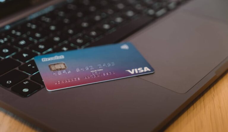 Cartão de crédito em um MacBook. Foto de CardMapr.nl no Unsplash.