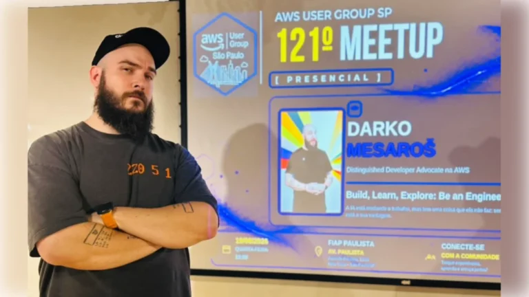Darko Mesaroš, com seu painel ao fundo, no AWS User Group São Paulo